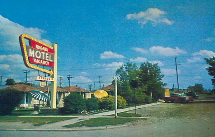 Niagara Motel (Parklane Motel) - Old Postcard View (newer photo)